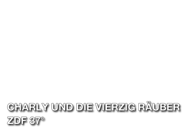 Männer rauchend an Tür zum Gefängnishof