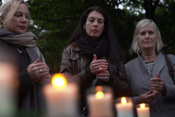 Gedenken mit Kerzen. Reportage Was bin ich ohne dich? Wie Angehörige den Suizid überleben. micafilm 2017. ZDF 37 Grad