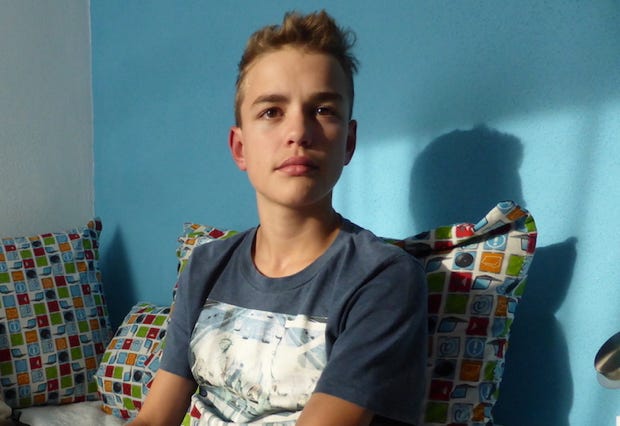 Junge sitzt auf Bett in Zimmer seines verstorbenen Bruders. Das Zimmer meines Bruders. ZDF 37 Grad 