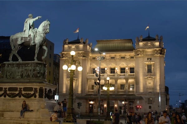 Nationaltheater in der serbischen Hauptstadt Belgrad mit Statue. Metropolen des Balkans. arte 2019. Produktion: micafilm