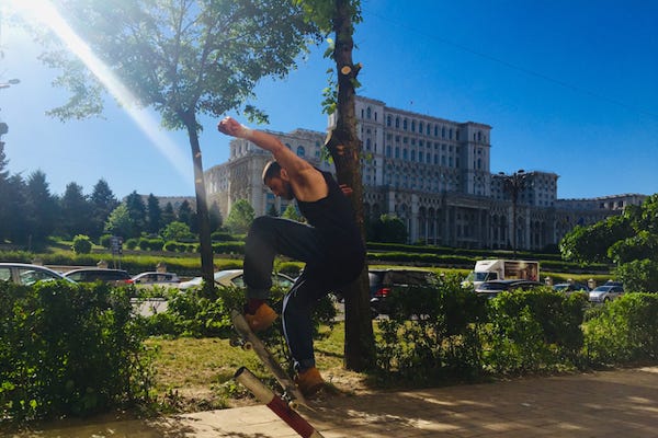 Bukarest Skater vor Palast des Parlaments. Metropolen des Balkans. arte 2019. Micafilm
