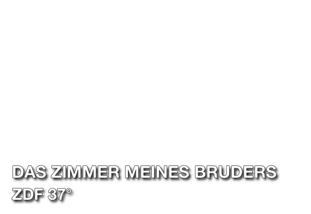 Junge sitzt auf Bett und schaut ins Leere