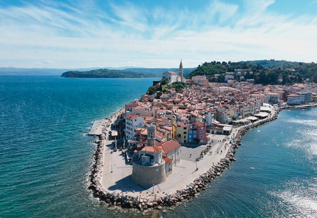 Stadtansicht vom Meer. Halbinsel Pairan, Slowenien