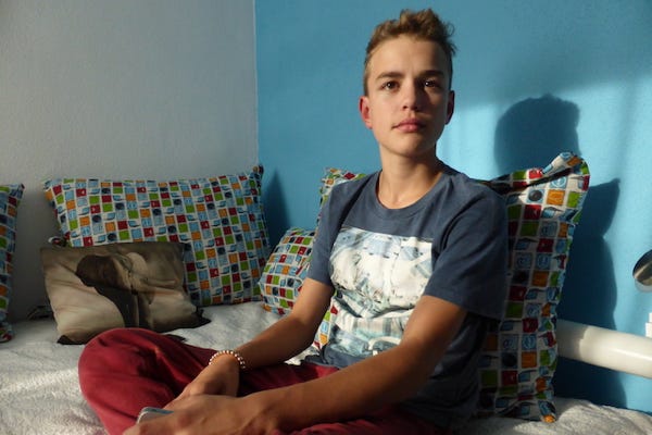 Tom sitzt auf Bett. Reportage Das Zimmer meines Bruders. Wenn Geschwister trauern. micafilm 2016. ZDF 37 Grad